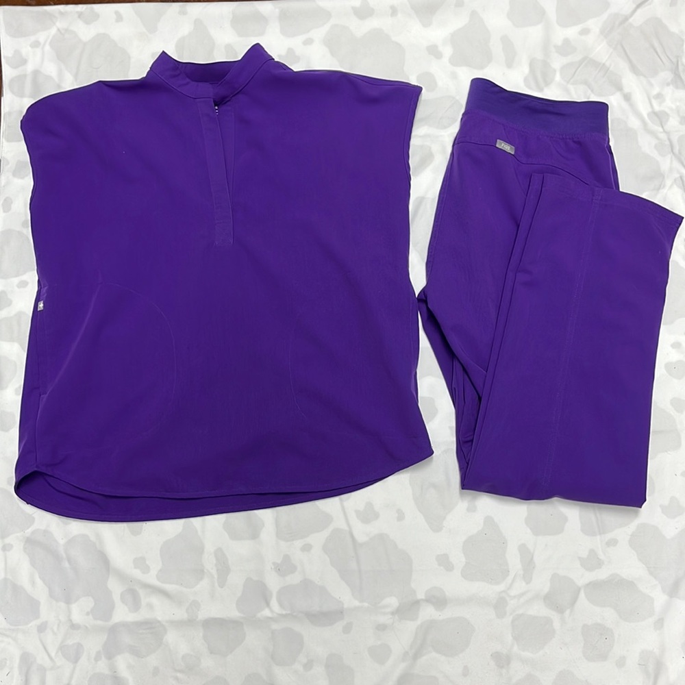 Women’s Figs scrub set